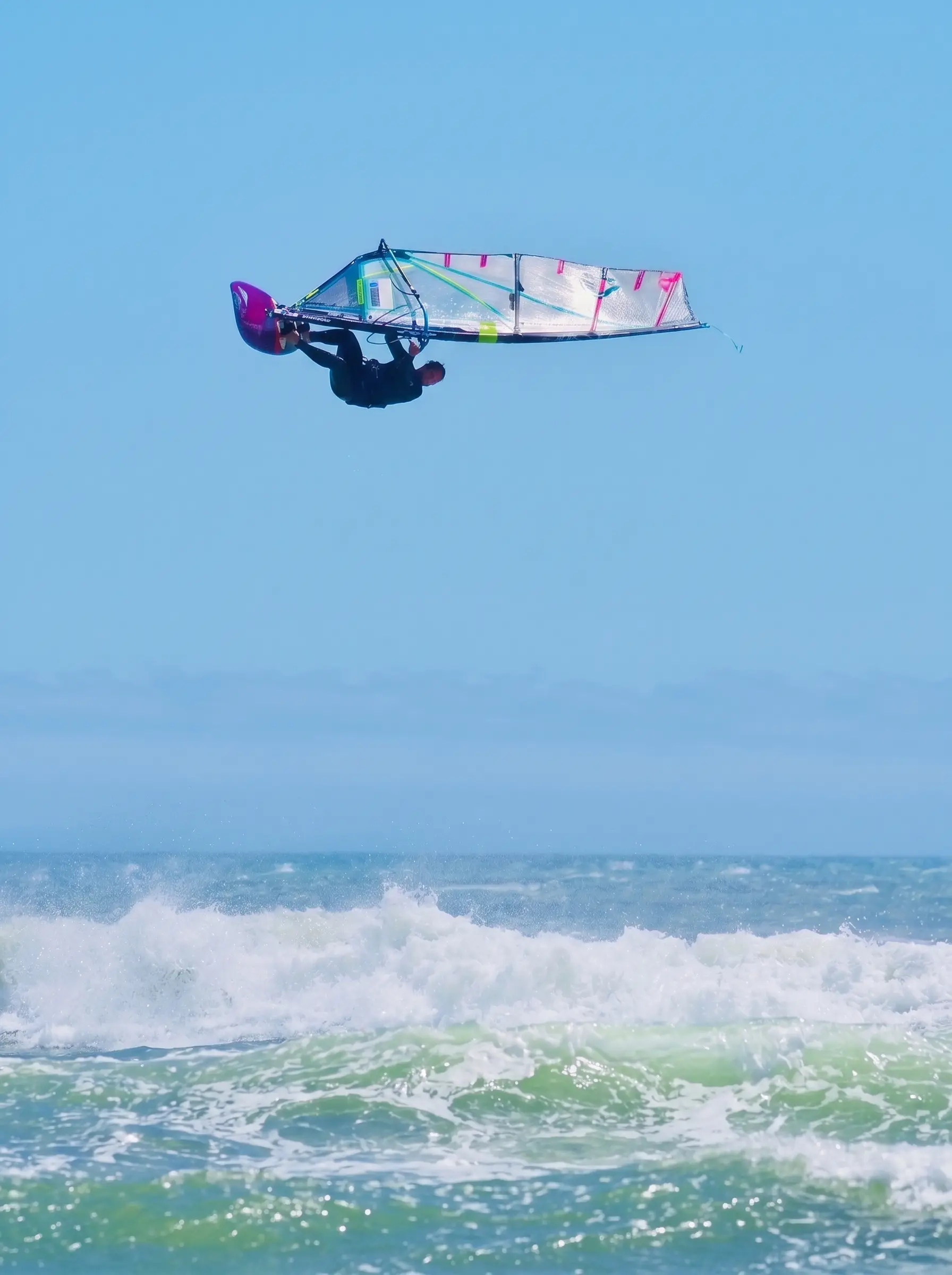 Windsurfer springt hoch über die Wellen